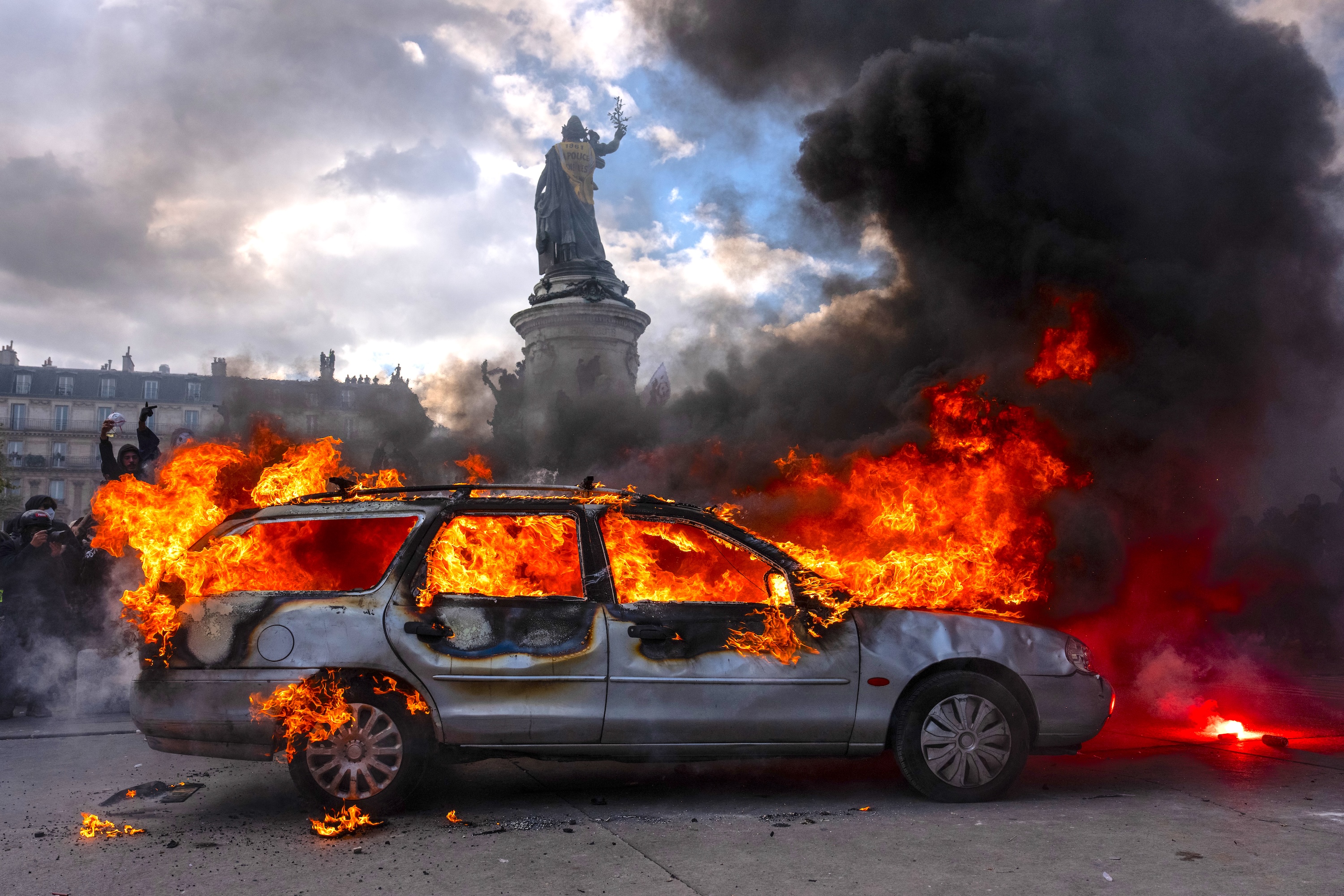 fortune.com - Jim Edwards - Le risque: How the rioting in France might trigger a 'blow up' in the bond market