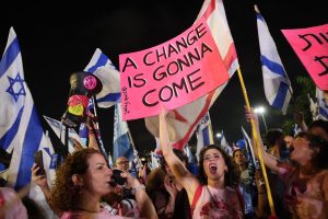 Tens of thousands of Israelis living abroad are expected to fly home to vote in a close election after many anti-Netanyahu liberals left the country